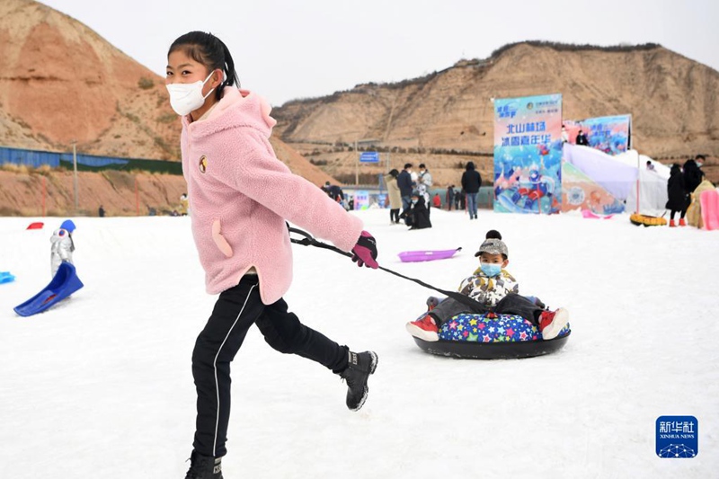 12월 25일, 관광객들이 빙설축제의 각종 오락 프로그램을 즐긴다. [사진 출처: 신화사]