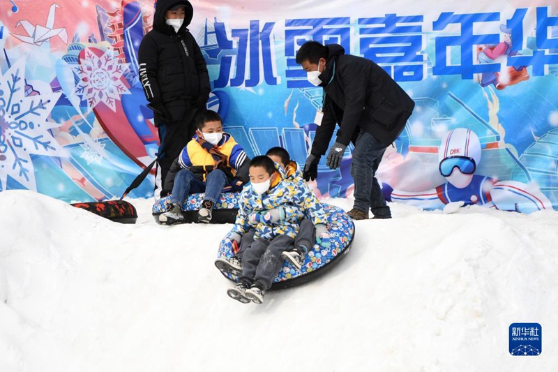 12월 25일, 관광객들이 빙설축제의 각종 오락 프로그램을 즐긴다. [사진 출처: 신화사]