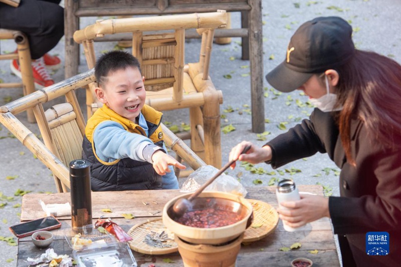 12월 24일, 관광객들이 특색 먹거리를 즐긴다. [사진 출처: 신화사]