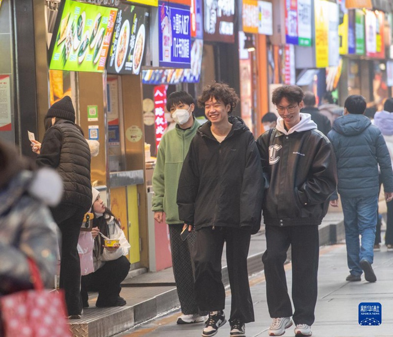 12월 23일, 젊은이들의 발길이 이어진다. [사진 출처: 신화사]