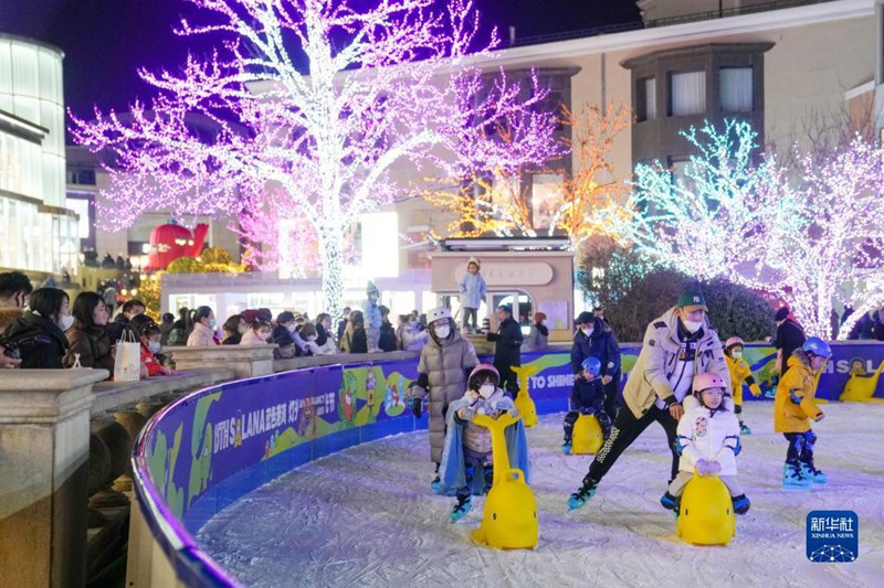 시민들이 란써강완쇼핑몰에서 스케이트를 타고 있다. [12월 24일 촬영/사진 출처: 신화사]