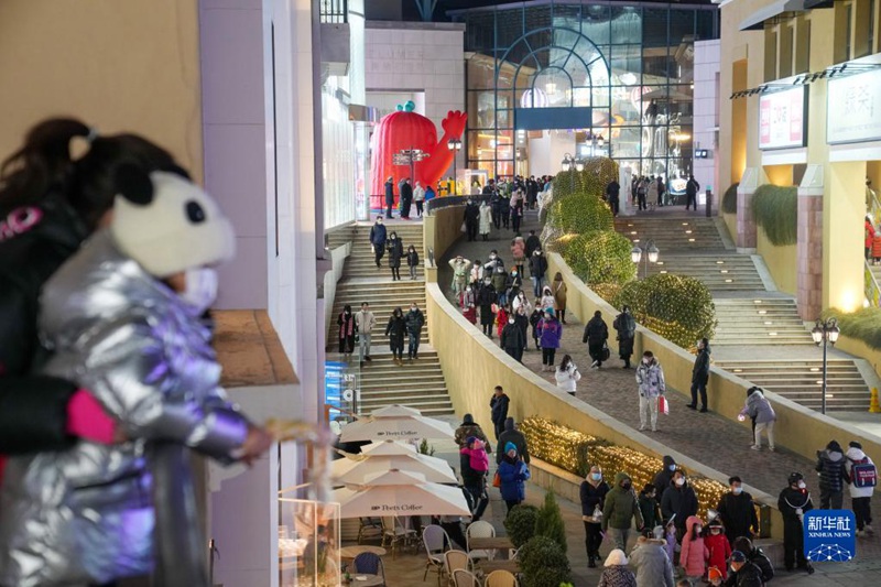 12월 24일, 시민들이 베이징시 차오양구 란써강완쇼핑몰을 찾았다. [사진 출처: 신화사]