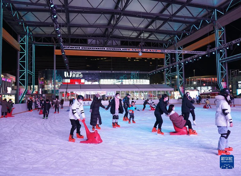 시민들이 베이징 우커쑹 화시LIVE에서 스케이트를 즐기고 있다. [12월 25일 촬영/사진 출처: 신화사]