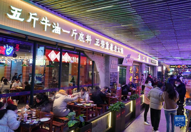 시민들이 화시LIVE의 한 식당에서 밥을 먹고 있다. [12월 25일 촬영/사진 출처: 신화사]