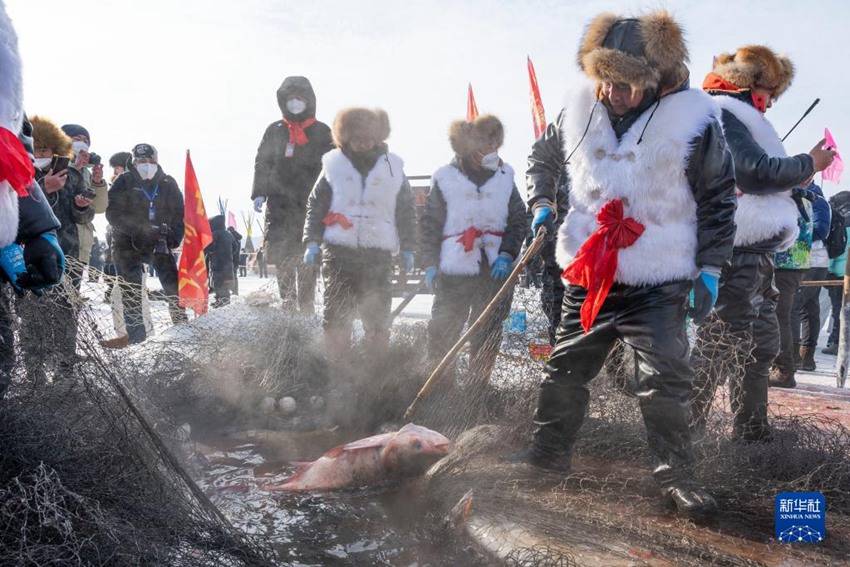 작업자들이 얼음 구멍으로 고기를 잡는다. [12월 27일 촬영/사진 출처: 신화사]