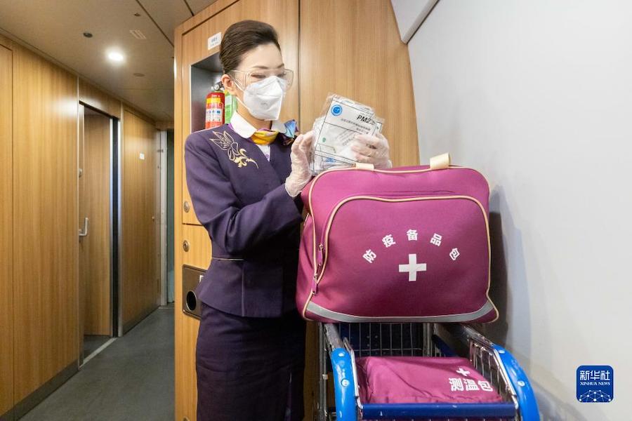1월 4일, 철도 상하이 여객부 승무원이 열차에서 방역 비품을 정돈한다. [사진 출처: 신화사]