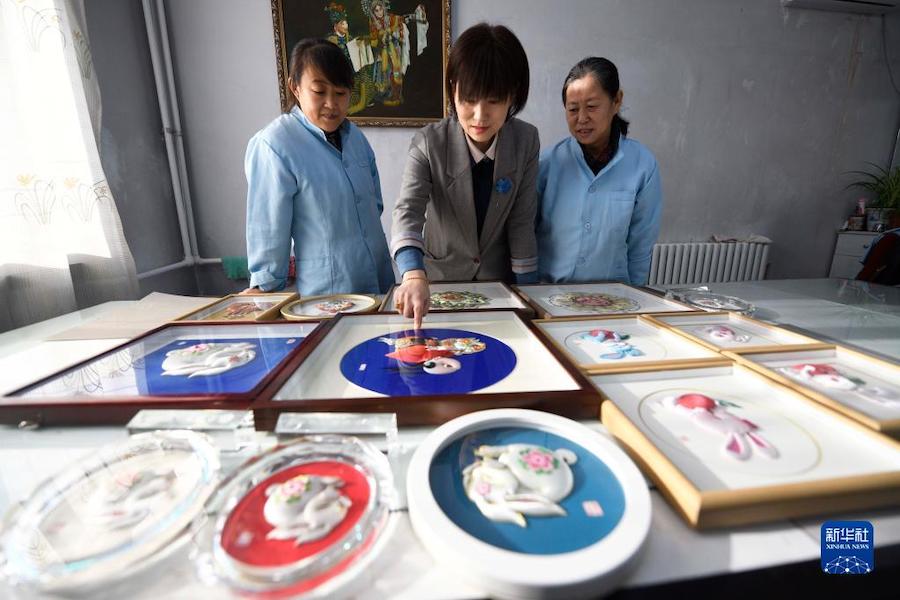 1월 4일, 펑닝현 부후화 작업실, 하오루샹(중간) 부후화 전승자가 수공예자들과 제작 노하우에 대해 논한다. [사진 출처: 신화사]
