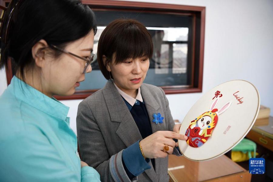 1월 4일, 펑닝현 부후화 작업실, 하오루샹(郝如香·우) 부후화 전승자가 부후화 제작기법을 소개한다. [사진 출처: 신화사]