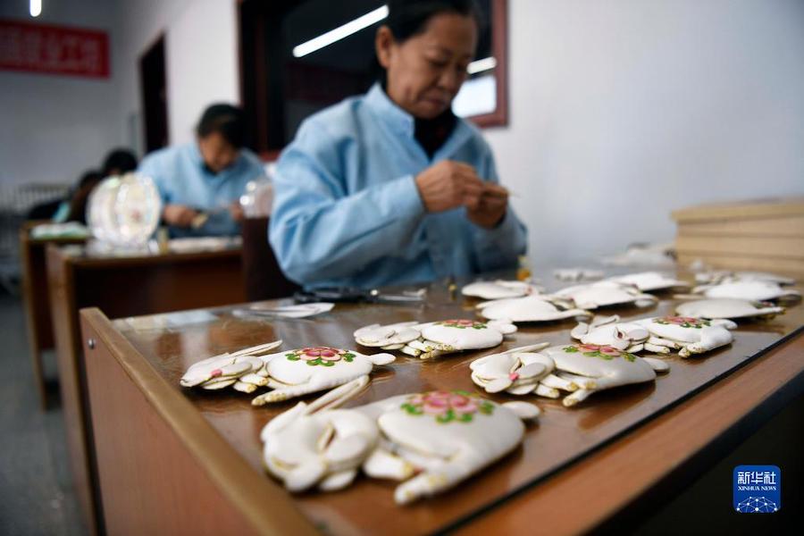 1월 4일, 펑닝현 부후화 작업실, 수공예자들이 토끼해 관련 부후화를 제작 중이다. [사진 출처: 신화사]