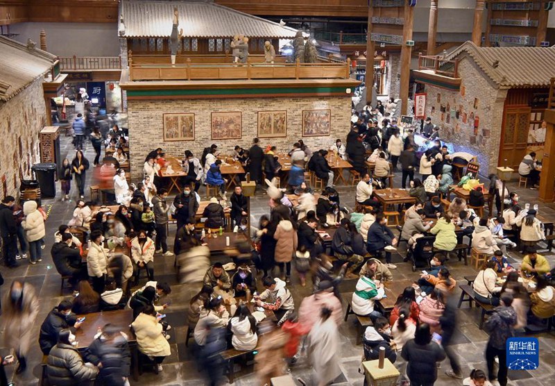2022년 12월 31일, 허난(河南)성 정저우(鄭州)시 중머우(中牟)현에 있는 식당에서 관광객들이 식사를 하고 있다. [사진 출처: 신화사]