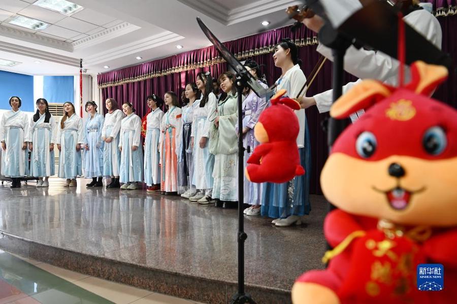 한푸 입은 유학생들, 중국 전통 노래와 춤으로 춘절 맞이