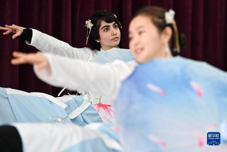 유학생들의 춤 리허설이 한창이다. [1월 4일 촬영/사진 출처: 신화사]