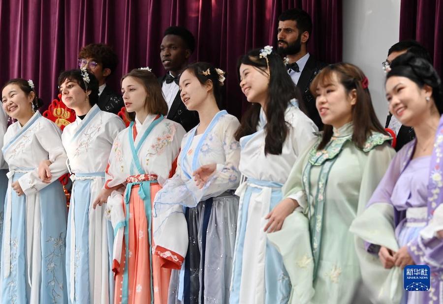 톈진대학교 국제교육학원 유학생들이 중국어 노래 합창 리허설을 진행하고 있다. [1월 4일 촬영/사진 출처: 신화사]