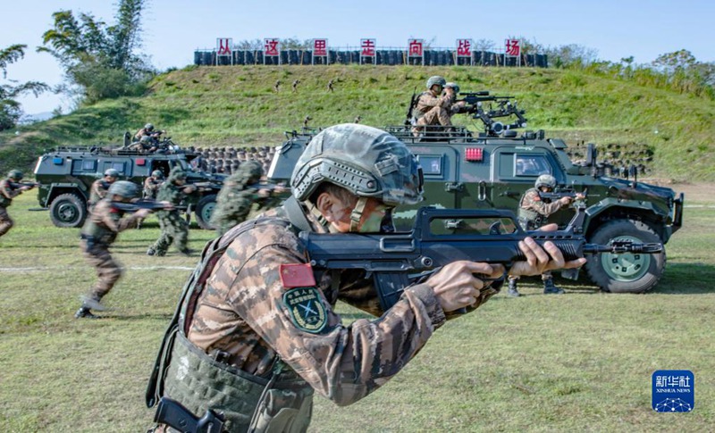 1월 4일, 무장경찰 광시(廣西)총대 팡청강(防城港)지대 특전사들이 반테러 종합훈련을 실시한다. [사진 출처: 신화사]