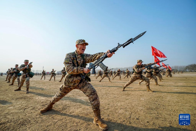1월 3일, 무장경찰 톈진(天津)총대 신병단은 훈련장에서 신병 총검술 훈련을 실시한다. [사진 출처: 신화사]