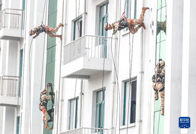 1월 3일, 육군 제72집단군 모 여단 특전사들이 등반낙하 훈련을 실시한다. [사진 출처: 신화사]