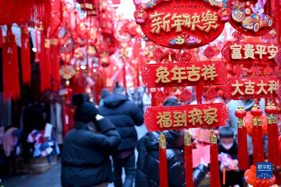 이는 1월 5일 시민들이 안후이 허페이 청황먀오 시장에서 새해 장식용품을 구매하는 모습이다. [사진 출처: 신화사]
