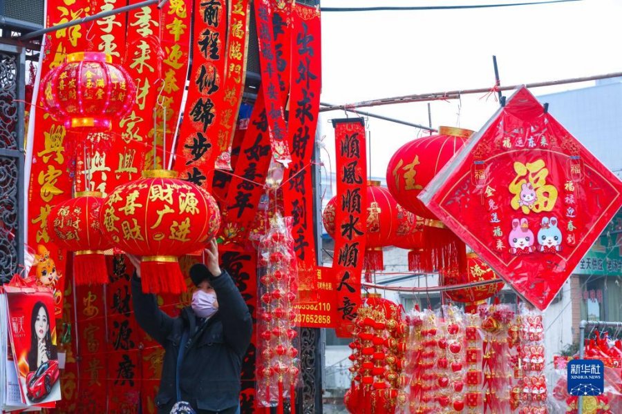 이는 1월 5일 시민들이 허난성 신양시 광산현 소재 시장에서 춘제 장식품을 구매하는 모습이다. [사진 출처: 신화사]