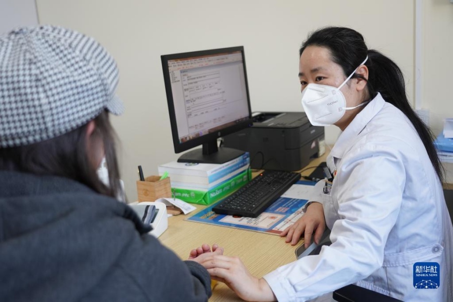 1월 4일, 타이양궁 지역보건서비스센터 의사 쓰링(司玲)은 환자의 맥을 짚는다. [사진 출처: 신화사]