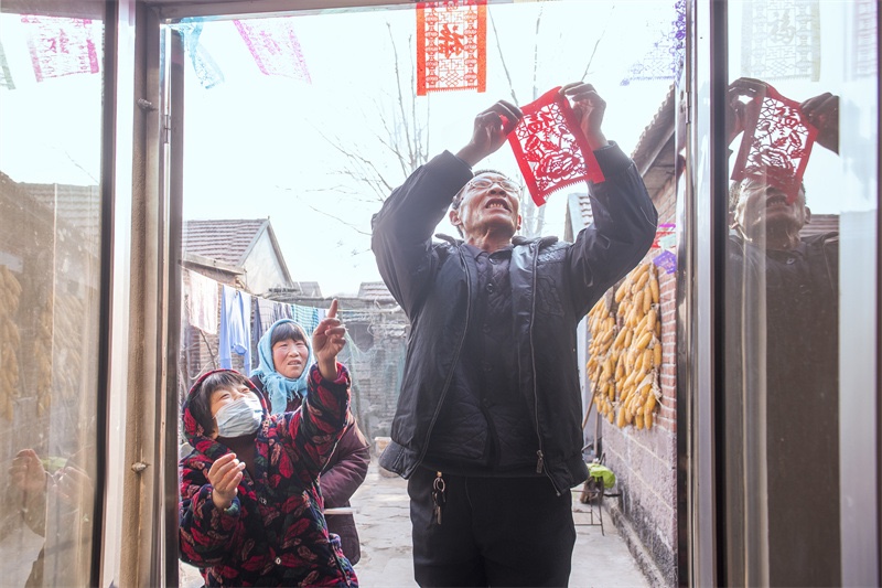 라이펑창이 ‘궈먼젠’을 붙이고 있다. [사진 촬영: 천광진]