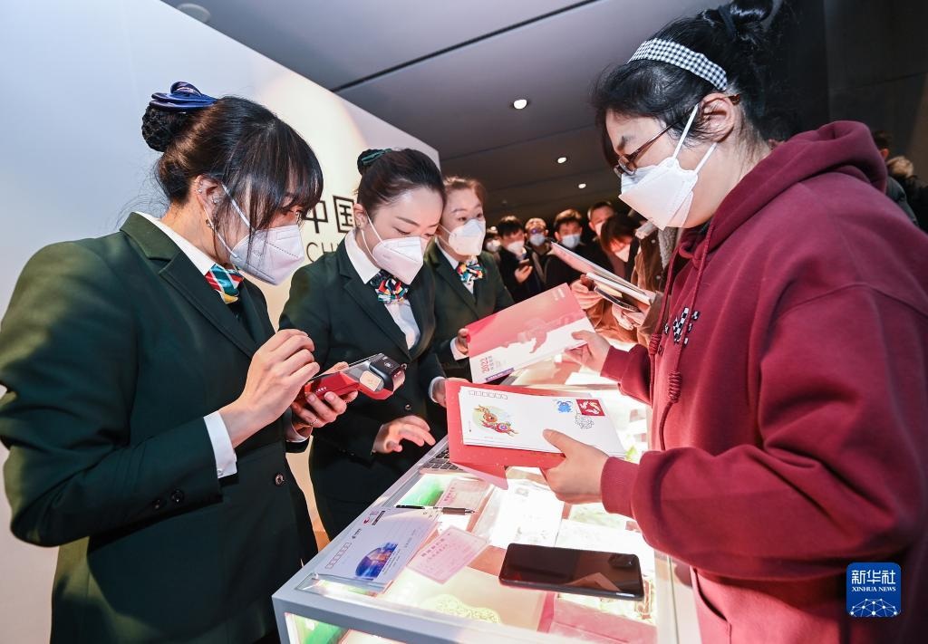 1월 5일, 국가대극원에서 열린 발행식에서 사람들이 ‘계묘년’ 특별 우표를 구매한다. [사진 출처: 신화사]