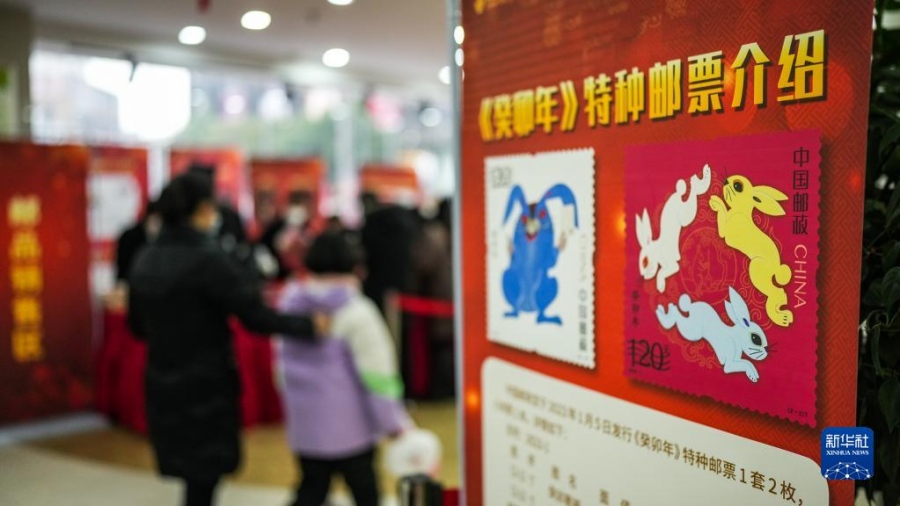 1월 5일, ‘계묘년’ 특별 우표를 구매하고자 구이양(貴陽) 시민들이 줄을 서서 판매처로 들어간다. [사진 출처: 신화사]