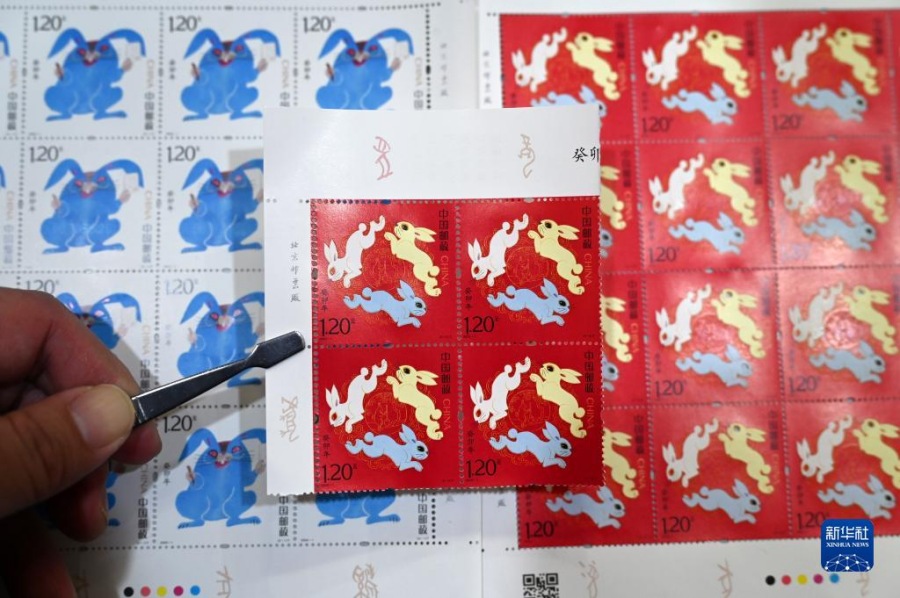 1월 5일, 쓰촨(四川)성 네이장(內江)시 둥싱(東興)구, 우표 수집가들이 막 구매한 ‘계묘년’ 특별 우표를 보여준다. [사진 출처: 신화사]
