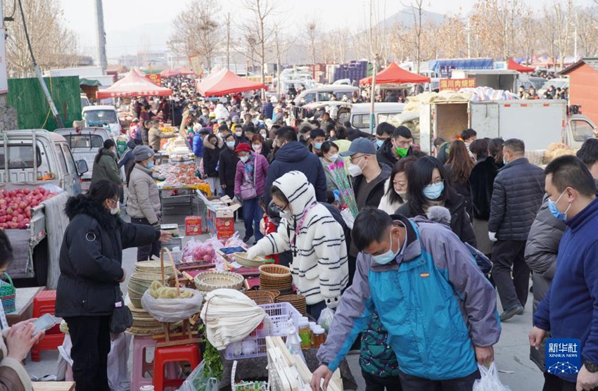 산둥성 지난시 중궁가도의 대형 농촌장에서 사람들이 물건을 구매하고 있다. [1월 2일 촬영/사진 출처: 신화사]