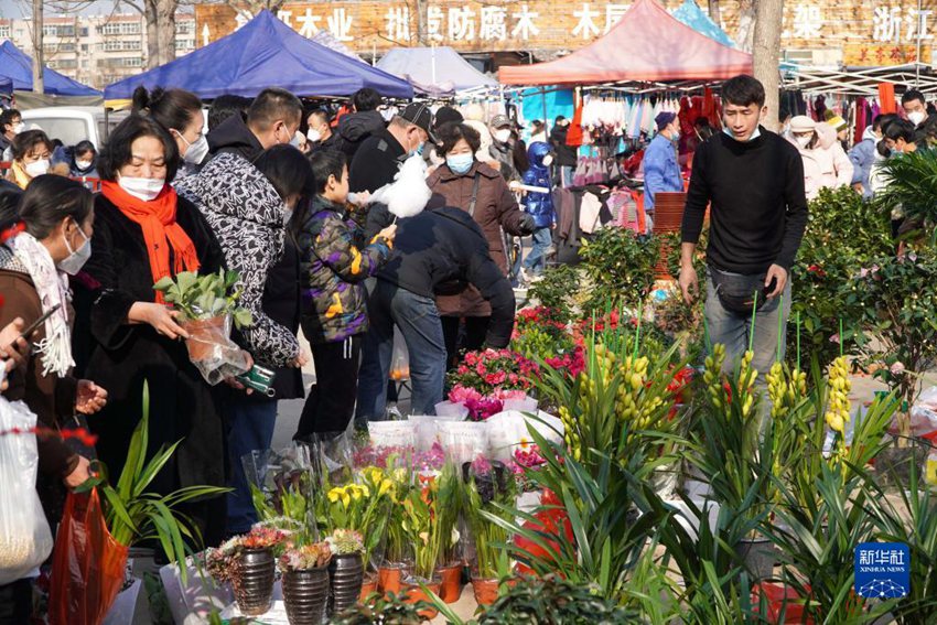 사람들이 농촌장에서 꽃을 구매하고 있다. [1월 2일 촬영/사진 출처: 신화사]
