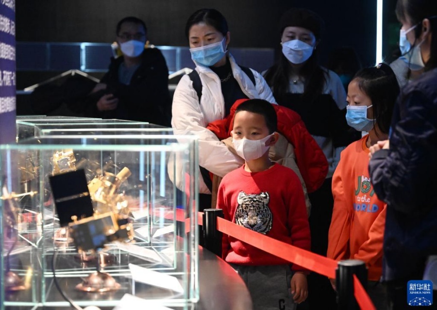 1월 7일, 관람객들이 국가해양박물관을 관람한다. [사진 출처: 신화사]