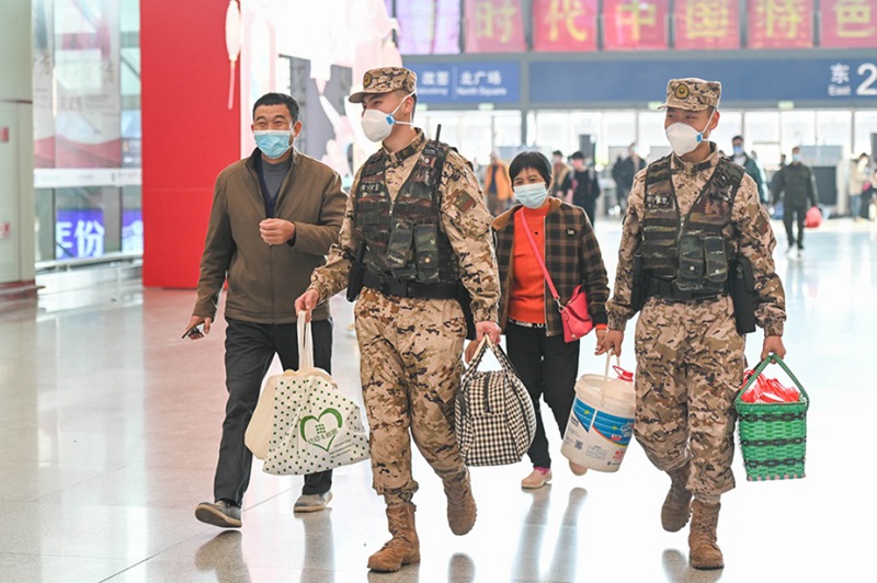 1월 7일, 춘제 대이동 첫날, 난닝 무장경찰들이 난닝동역에서 승객들의 짐 운반을 돕는다. [사진 출처: 인민망]