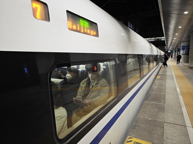 1월 7일, 춘제 대이동 첫날, G6701편 열차가 승객 탑승 후 출발을 기다린다. [사진 출처: 인민망]