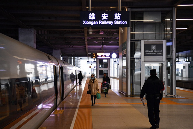 1월 7일, 춘제 대이동 첫날, 베이징-슝안(雄安) 철도 슝안역에서 승객들이 열차에 탑승한다. [사진 출처: 인민망]