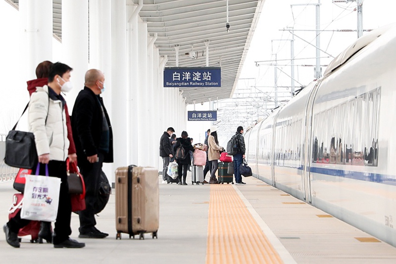 1월 7일, 춘제 대이동 첫날, 슝안신구 바이양뎬(白洋澱)역에서 승객들이 줄을 서서 탑승을 준비한다. [사진 출처: 인민망]
