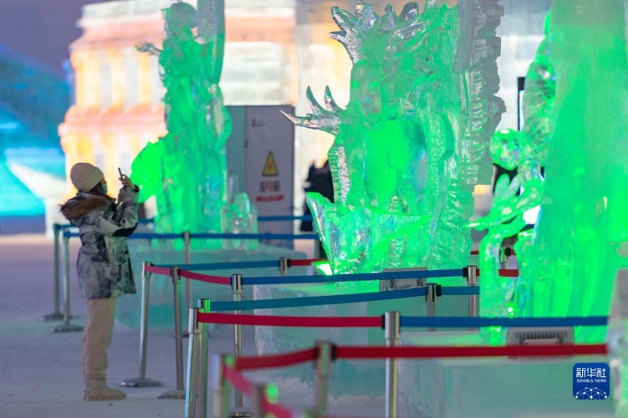 관광객이 하얼빈 빙설대세계에서 얼음조각 작품을 감상하고 있다. [1월 5일 촬영/사진 출처: 신화사]