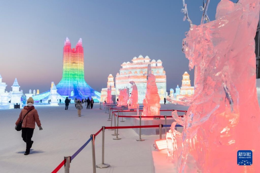 관광객들이 하얼빈 빙설대세계에서 얼음조각 작품을 감상하고 있다. [1월 5일 촬영/사진 출처: 신화사]