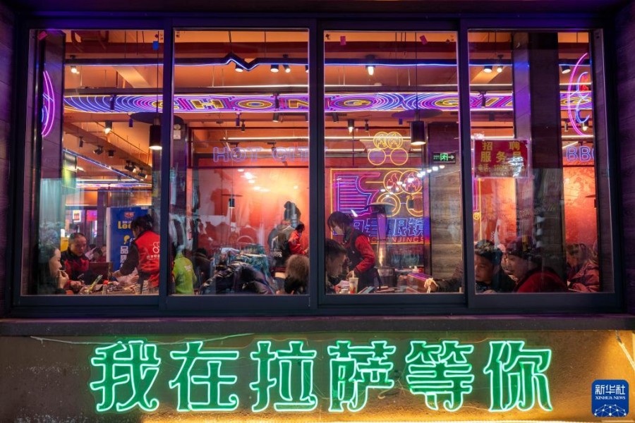 라싸 톈하이 야시장에서 사람들이 식사를 한다. [1월 10일 촬영/사진 출처: 신화사]