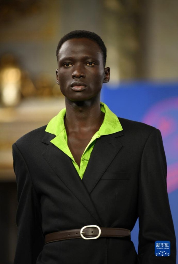 모델이 이탈리아 밀라노 남성 패션위크에서 상하이탄 브랜드 의류를 선보인다. [사진 출처: 신화사]