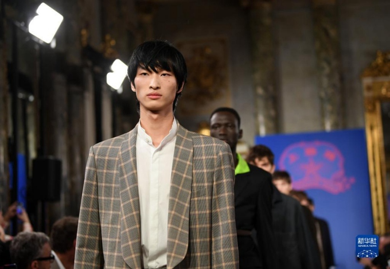 모델들이 이탈리아 밀라노 남성 패션위크에서 상하이탄 브랜드 의류를 선보인다. [사진 출처: 신화사]