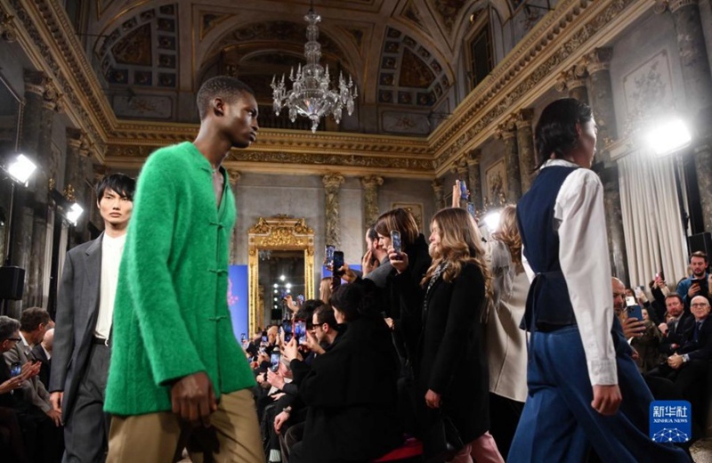 모델들이 이탈리아 밀라노 남성 패션위크에서 상하이탄 브랜드 의류를 선보인다. [사진 출처: 신화사]