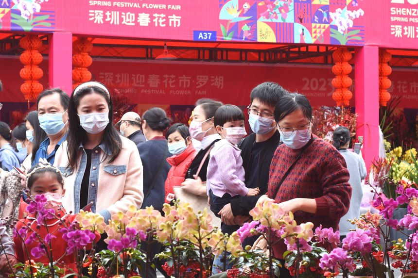 시민들이 꽃시장을 구경하며 꽃을 구매한다. [사진 출처: 인민망]