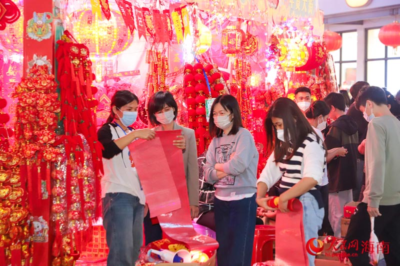 야시장에 개설된 ‘설 성수품 거리’에서 시민이 춘롄을 고르고 있다. [사진 출처: 인민망]