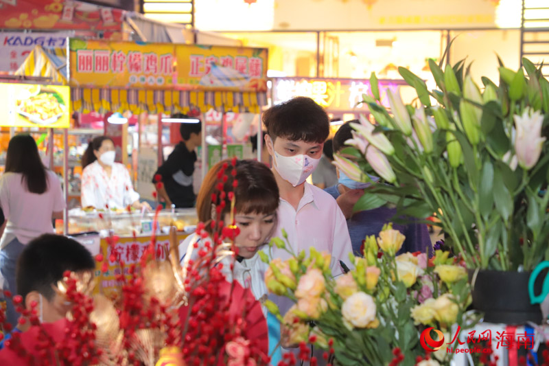 시민이 꽃을 고르고 있다. [사진 출처: 인민망]
