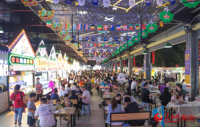 시민과 관광객들이 야시장에서 음식을 먹고 있다. [사진 출처: 인민망]