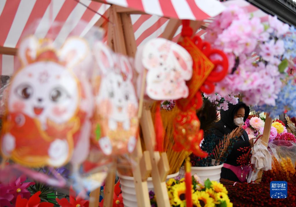 지난 17일 바빠 보이는 스징산구 모스커우 역사문화거리 가판점 주인 [사진 출처: 신화사]