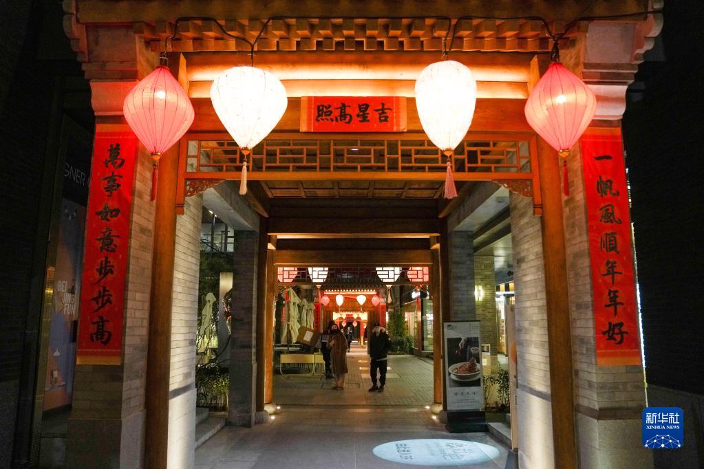 지난 15일 춘제 등 장식이 걸린 베이징 골목 상점을 찾은 관광객 [사진 출처: 신화사]