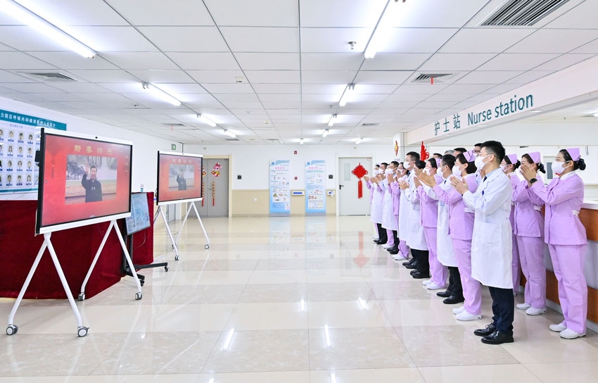 시진핑 주석은 화상 연결로 헤이룽장성 하얼빈의과대학 부속 제1병원 의료진들에게 안부 인사를 전했다. [사진 출처: 신화사]