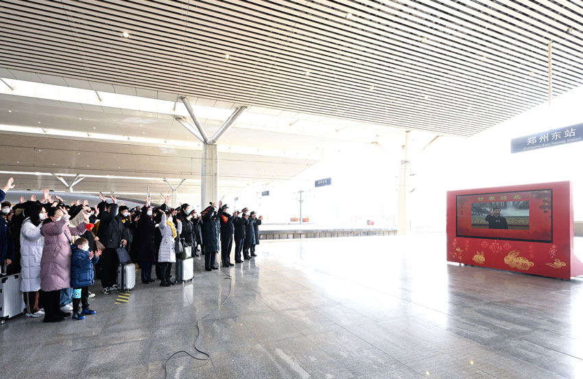 시진핑 주석은 화상 연결로 정저우동역 철도 여객운송 간부 직원 및 승객들에게 안부 인사를 전했다. [사진 출처: 신화사]