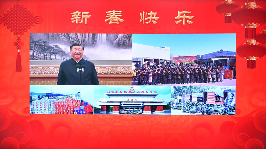 시진핑 주석은 화상 연결로 베이징 신파디(新發地)농산품도매시장 판매상과 물건을 사러 온 시민들에게 안부 인사를 전했다. [사진 출처: 신화사]