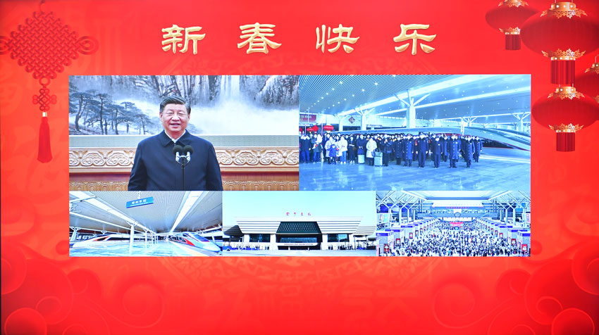 시진핑 주석은 화상 연결로 정저우(鄭州)동역 철도 여객운송 간부 직원 및 승객들에게 안부 인사를 전했다. [사진 출처: 신화사]